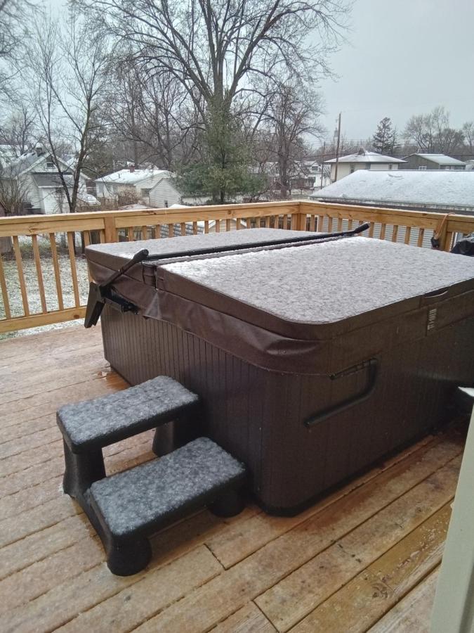 Outdoor Hot Tub And Cozy King Bed Apartment Lansing Exterior photo