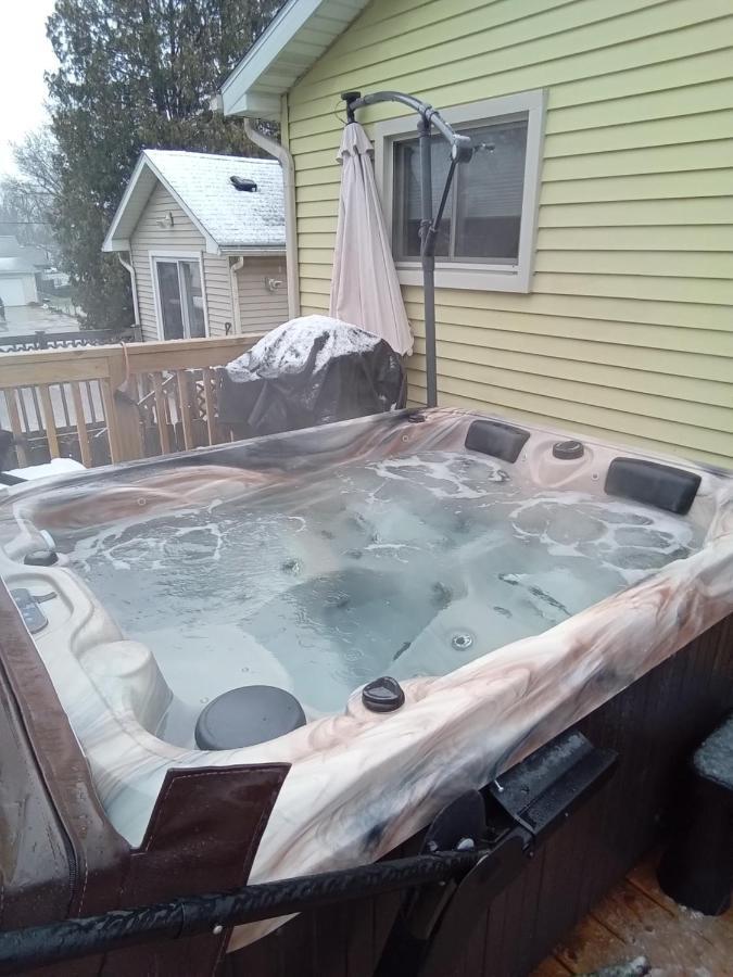 Outdoor Hot Tub And Cozy King Bed Apartment Lansing Exterior photo